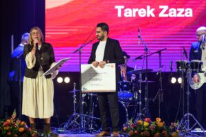 Tarek Zaza tar emot en prischeck från styrelsemedlem Helena Björkman