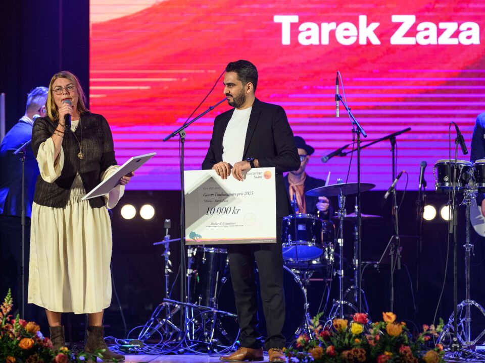 Tarek Zaza tar emot en prischeck från styrelsemedlem Helena Björkman